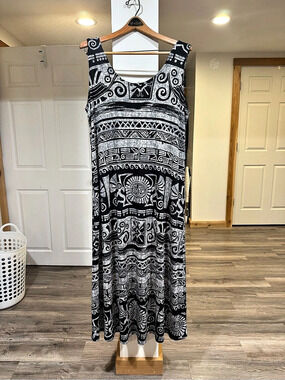 Jostar Geometric Maxi Dress in Black & White Size XL comes with matching blazer
